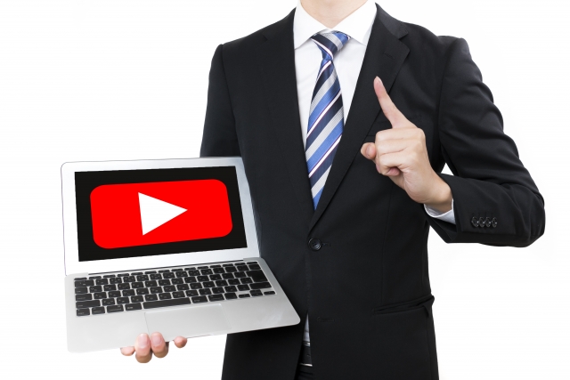 YouTubeの画面を持つ人の画像