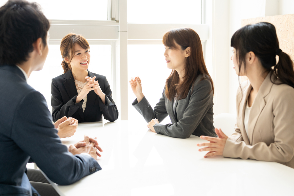 女性起業家が会議をしている画像